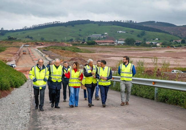 Antonio San Miguel, Eduardo Arasti, María José Sáenz de Buruaga, Juan de Miguel y Carlos Caramés, durante la visita a las obras.
