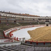 El ruedo de Cuatro Caminos ya luce la arena llegada desde una cantera de Dueñas