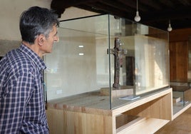 Un hombre contempla la Cruz de Piasca (XIII), cuya réplica formará parte de la exposición.