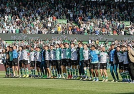 Los jugadores del Racing celebran su triunfo ante el Deportivo de La Coruña en los Campos de Sport de El Sardinero.