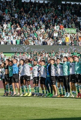 Los jugadores del Racing celebran su triunfo ante elDeportivo de La Coruña en los Campos de Sport de El Sardinero.
