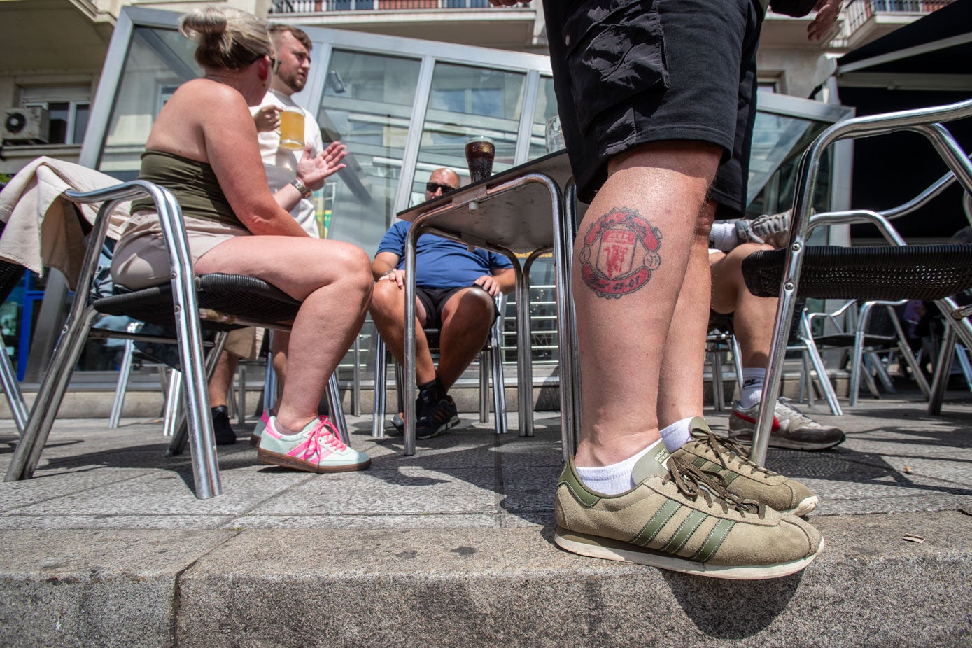 Un aficionado del Manchester United con el escudo de su equipo tatuado.