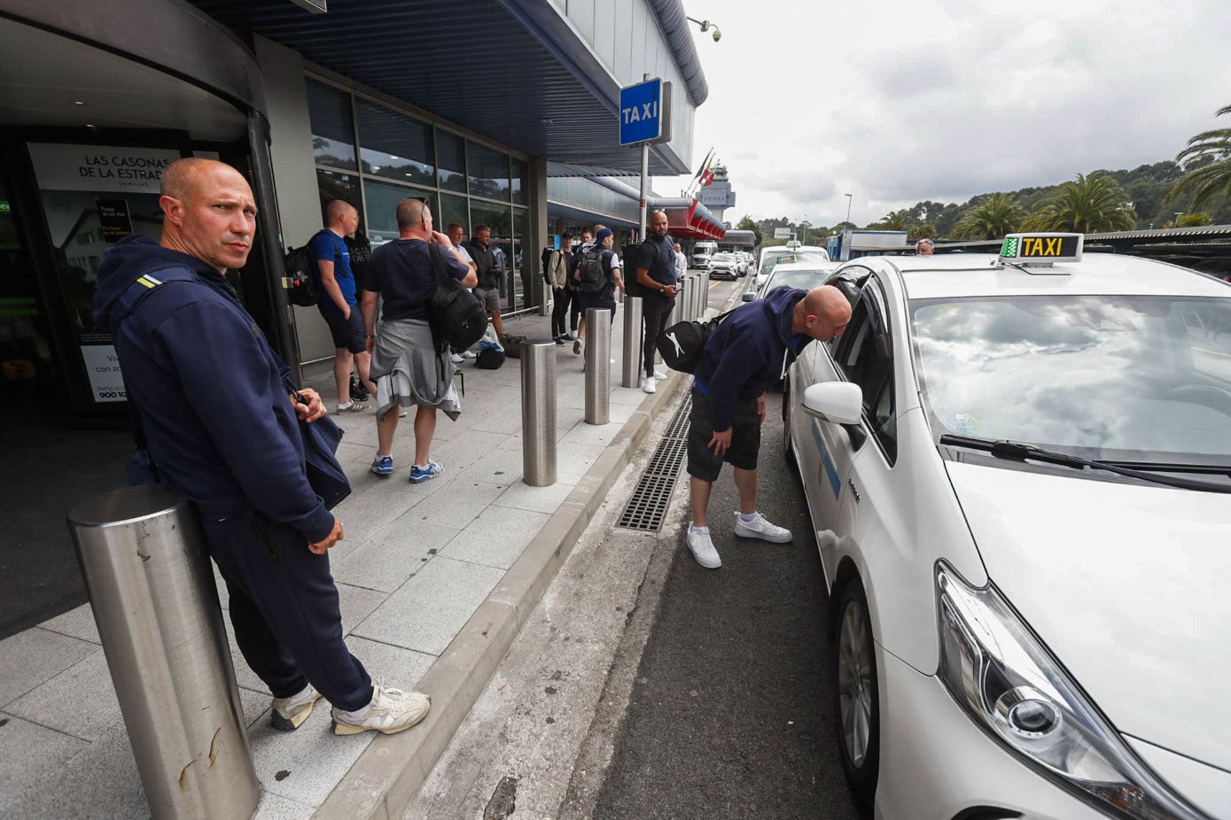 Los ingleses esperan en la parada de taxis del Seve Ballesteros.