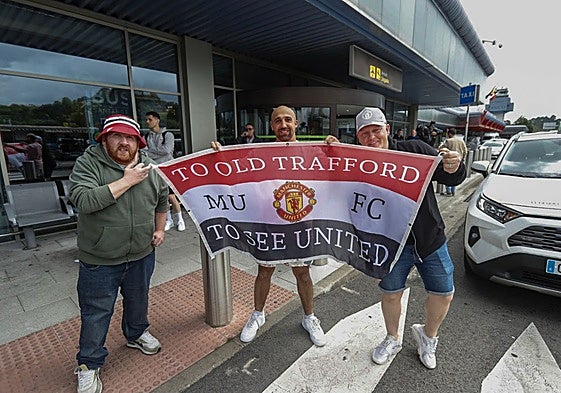 Aficionados  ingleses, tras aterrizar en el Seve Ballesteros esta mañana