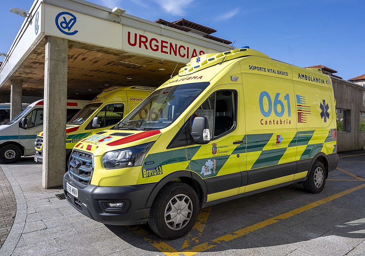 Ambulancias del transporte urgente y del programado, en Urgencias de Valdecilla.