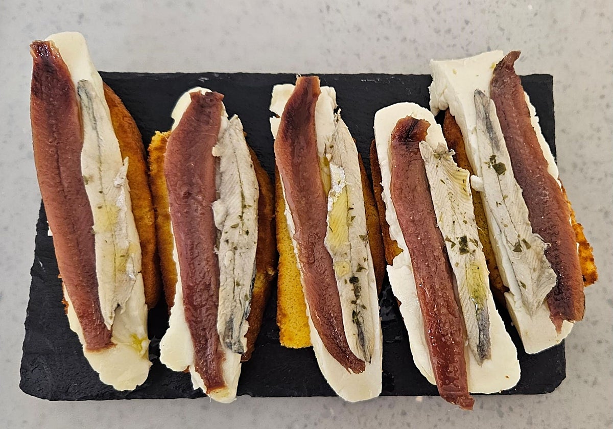 La presentación del plato invita a no dejar ni un pincho.