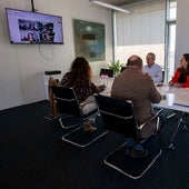 El consejero de Industria de Cantabria, Eduardo Arasti (derecha), en videoconferencia el 24 de abril con la cúpula de la multinacional.