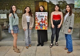 Sara Rodríguez, Candela Cavia, Lucía Gutiérrez, Inmaculada Lavín y Claudia Villamuera con el cartel de San Juan 2025.