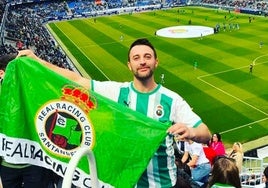 Adrián Lus posa con su bandera del Racing en La Rosaleda.
