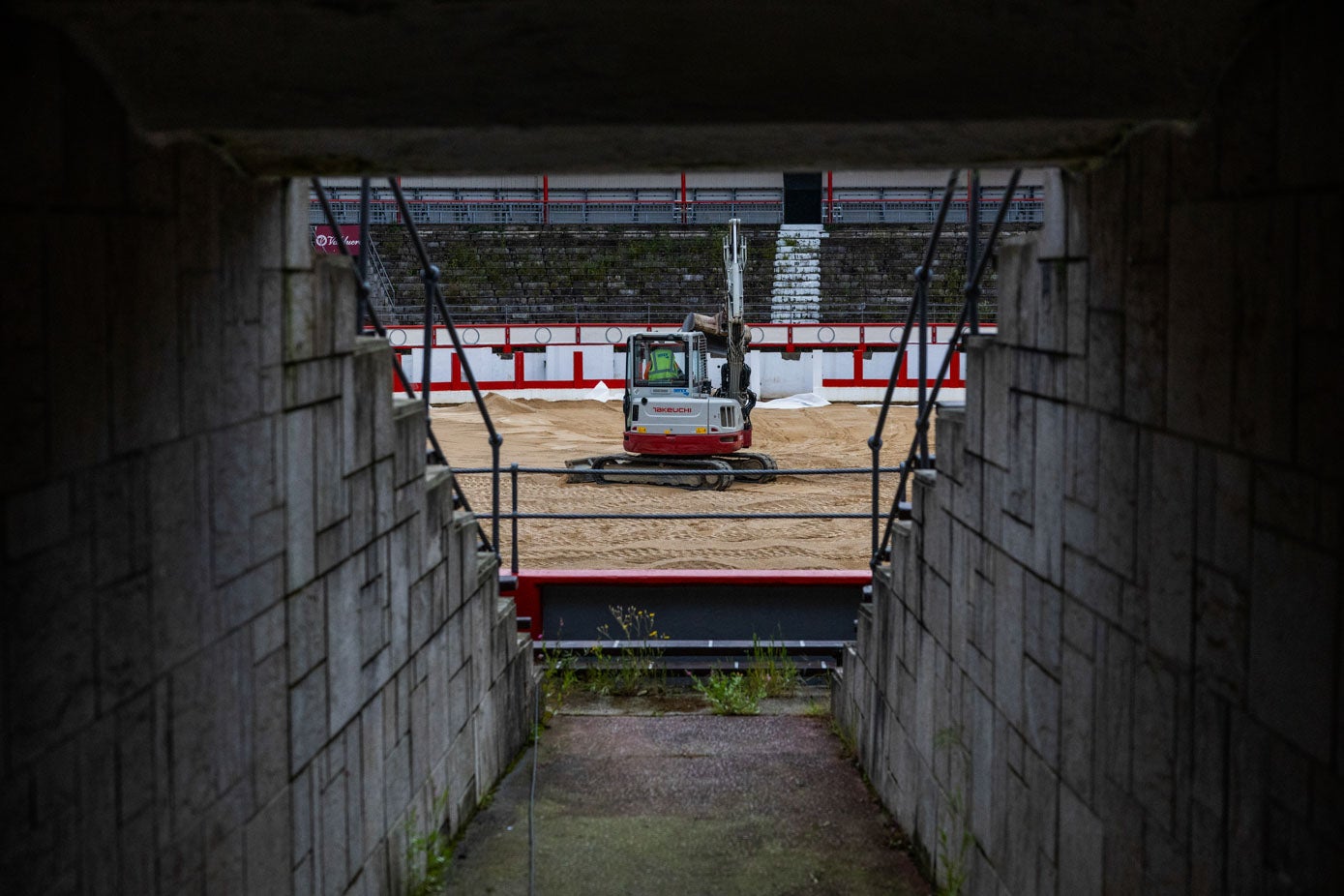 La obra arrancó el pasado mes de octubre y, además de cambiar la arena, se pintará toda la plaza