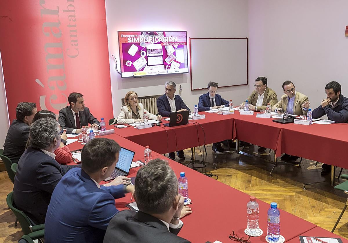 La consejera de Presidencia, Isabel Urrutia, interviene junto al presidente de la Cámara de Comercio, Tomás Dasgoas.