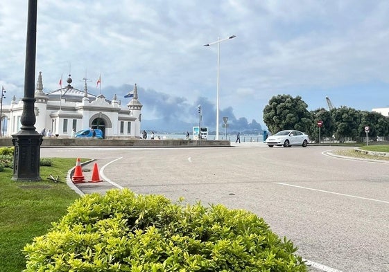 El humo es visible desde el centro de Santander, como puede apreciarse en esta imagen tras el Palacete del Embarcadero.