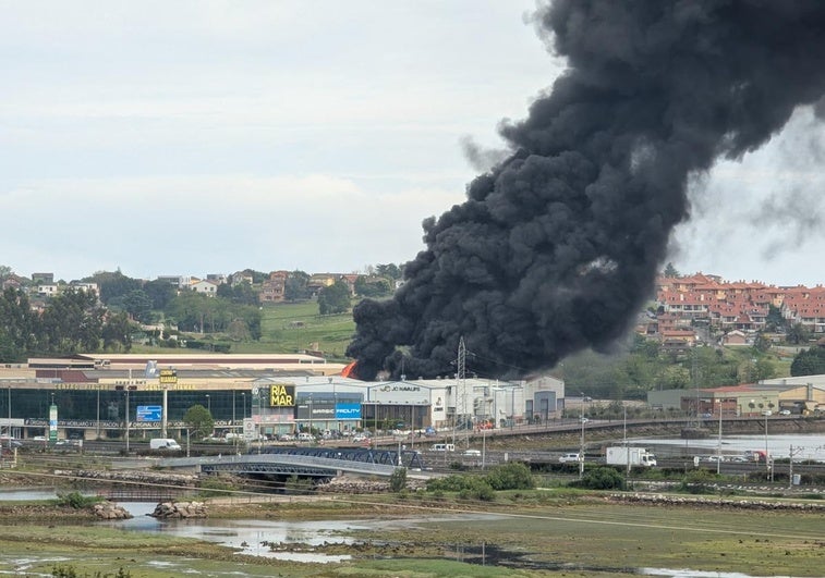 Aparatoso incendio sin heridos en la fundición Jc Navalips, en Camargo