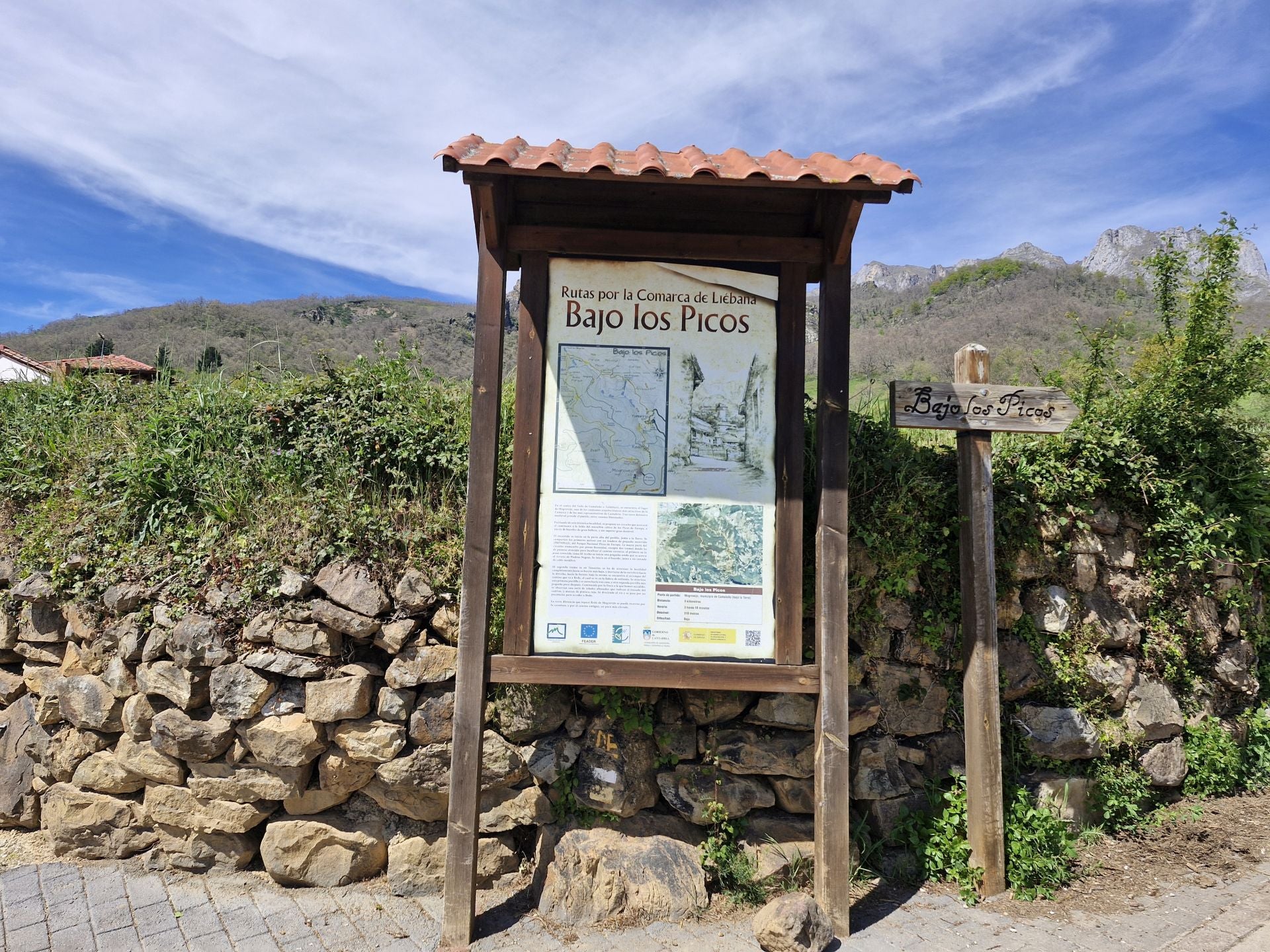 Un cartel informativo, justo al lado del inicio.