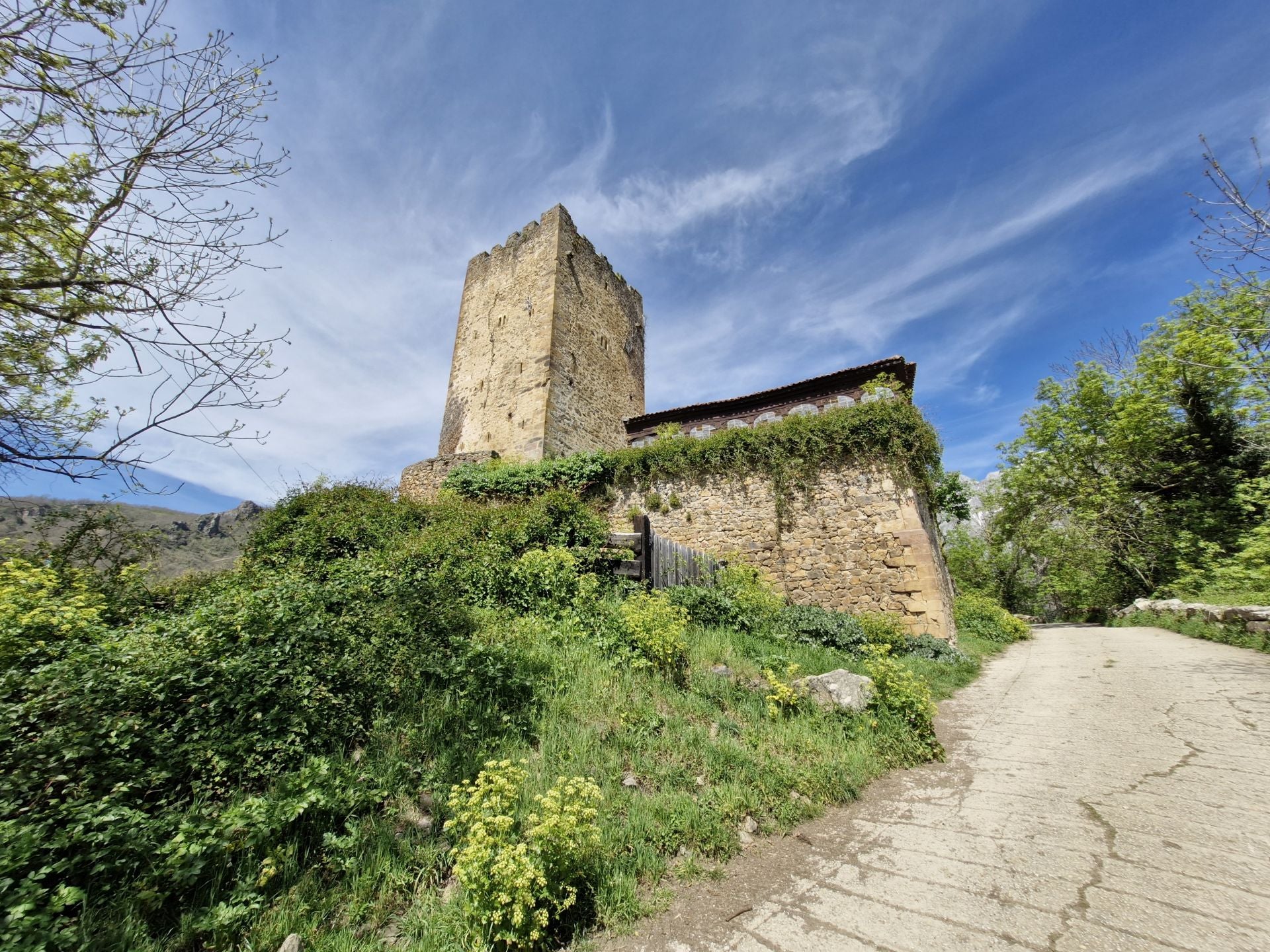 La torre de Mogrovejo se deja a la izquierda en la primera subida, la más fuerte de todo el recorrido.