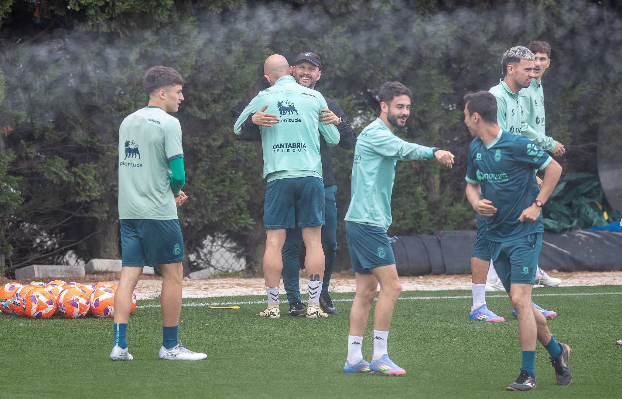 José Alberto, con gesto sonriente, abraza a Ekain