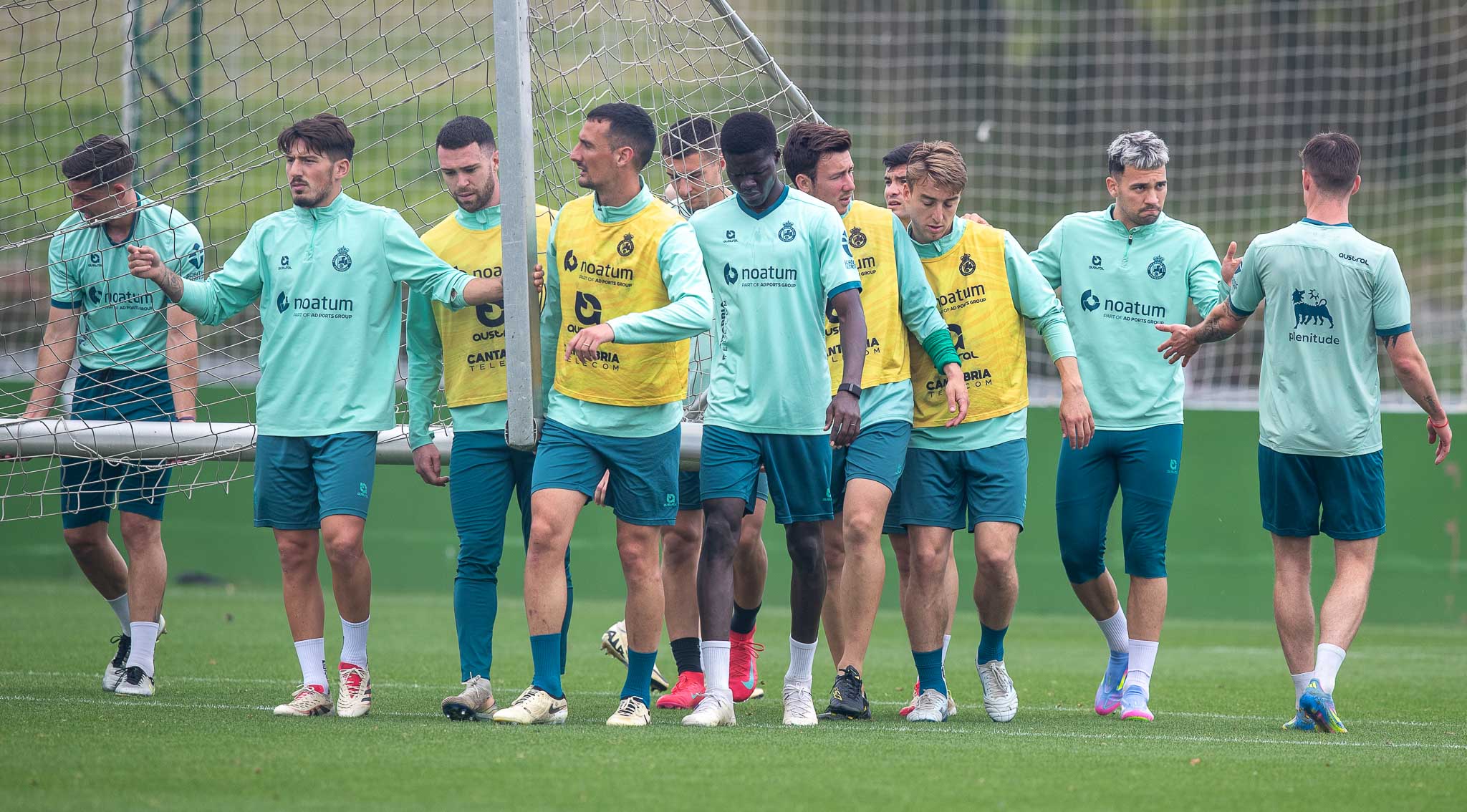 Los jugadores verdiblancos cargan con una portería