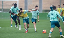 Maguette agarra a Aldasoro durante el entrenamiento en las Instalaciones Nando Yosu