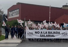 Trabajadores de Hergom, manifestándose en octubre contra la bajada salarial.