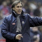 Miguel Ángel Portugal mientras dirigía un partido con el Racing de Santander.