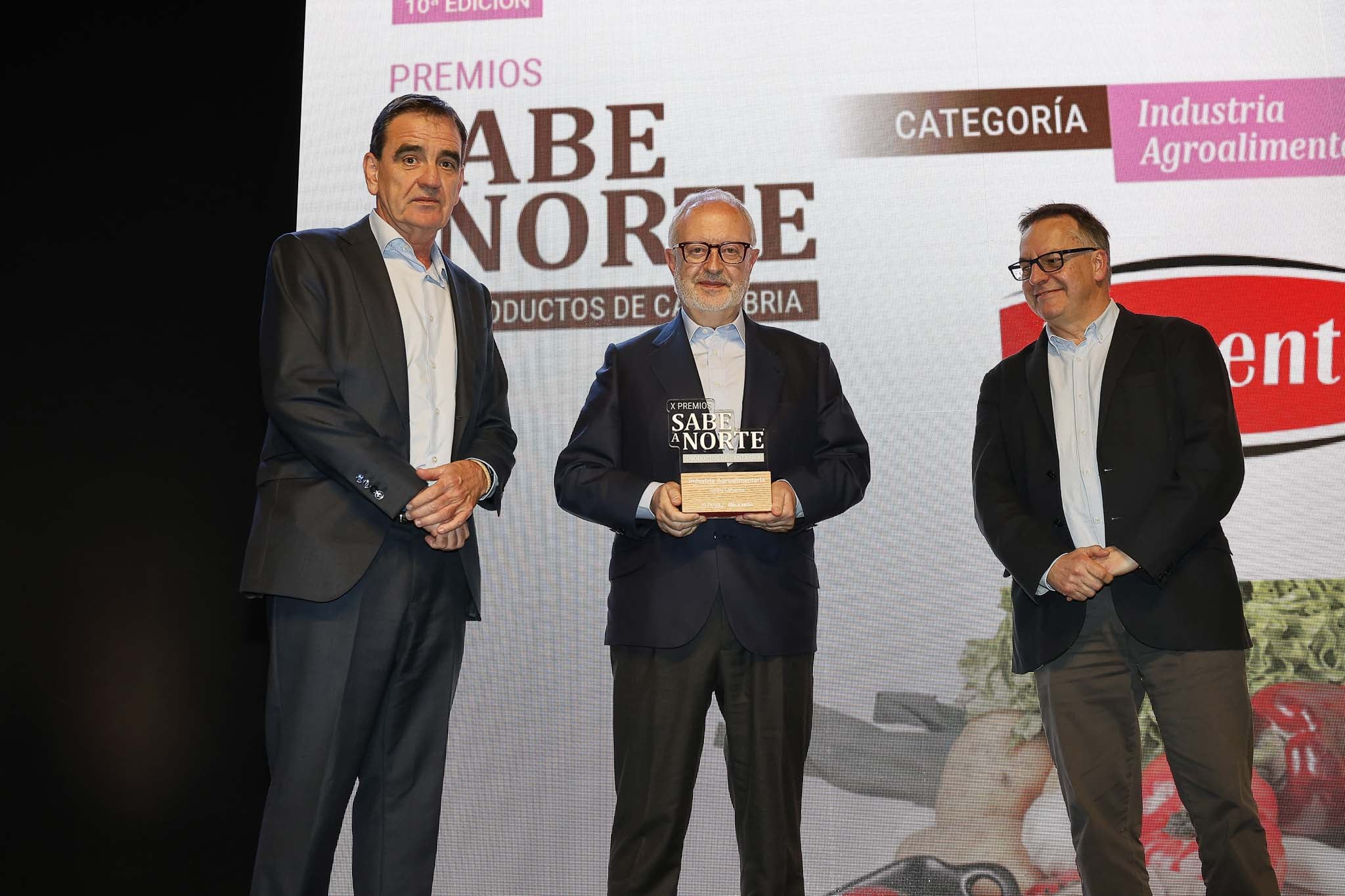 Ignacio Pérez, director general de El Diario Montañés; José María Lafuente, Premio Industria Agroalimentaria e Íñigo Noriega, director de El Diario. 