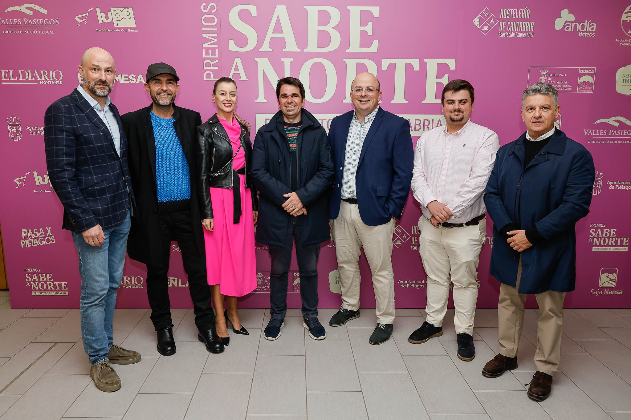Óscar Villegas, alcalde de Puente Viesgo; José Luis Callejo, director de pasarela Moda Norte; Vanesa Martínez, subdirectora de Fondos Europeos; David Martínez (Siderit); Rubén Leivas (Siderit); Miguel Ángel Vargas, portavoz del PP de Torrelavega y Cándido Cobo, alcalde de Selaya. 