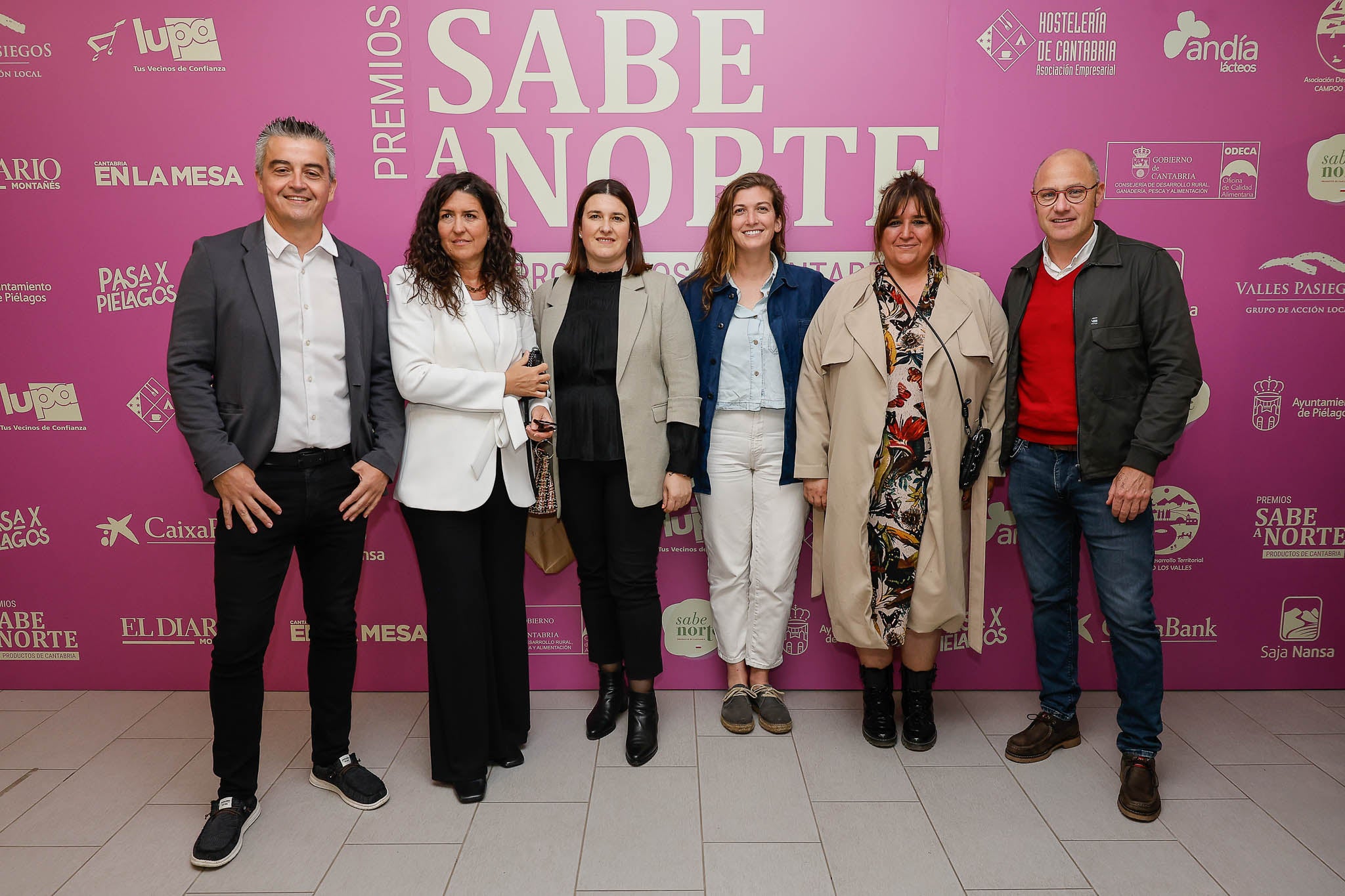Mateo Monasterio (Grupo de Acción Local de los Valles Pasiegos); Ana Manrique, gerente del Grupo de Acción Local Valles Pasiegos; Ana Rubio, Asociación de Criadores de Ganado Vacuno de la Agrupación Pasiega; Sarah Hart, de La Lleldiría, Premio Emprendedor; Vanesa Balaguer, gerente del Grupo de Acción Local Campoo Los Valles y Pedro González, gerente del Grupo de Acción Local Saja-Nansa.
