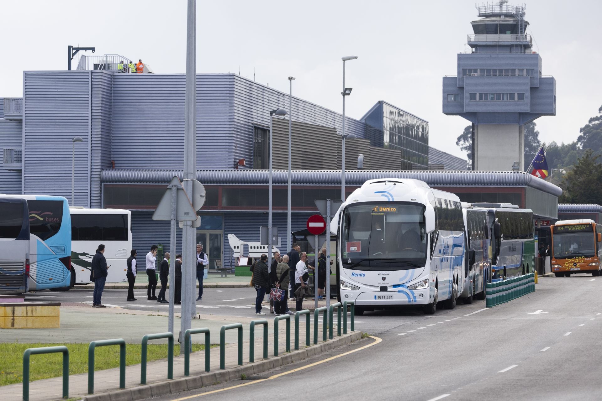 Aficionados se dirigen a los autobuses que les han trasladado hasta Bilbao donde se disputa esta noche la final de la Liga Europa. 