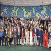 Los 78 funcionarios jubilados presentes en el acto celebrado en el Palacio de Festivales posan junto a los miembros del Gobierno de Cantabria que asistieron al mismo.