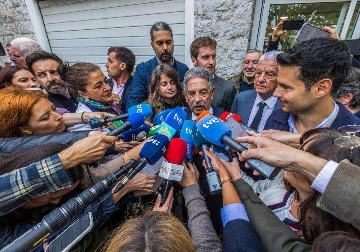 Revilla avisa al rey emérito de que le llamará a declarar al juicio