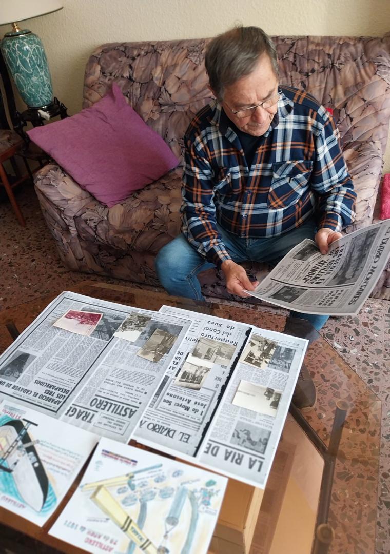 Imagen - Txomin, en su casa, en Valencia, recordando lo sucedido a través de las publicaciones de El Diario Montañés.