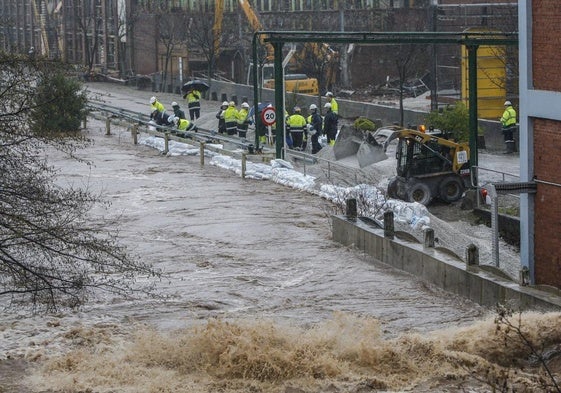 Inundaciones provocadas por el desbordamiento del río Saja en el entorno de Solvay, en enero de 2019.