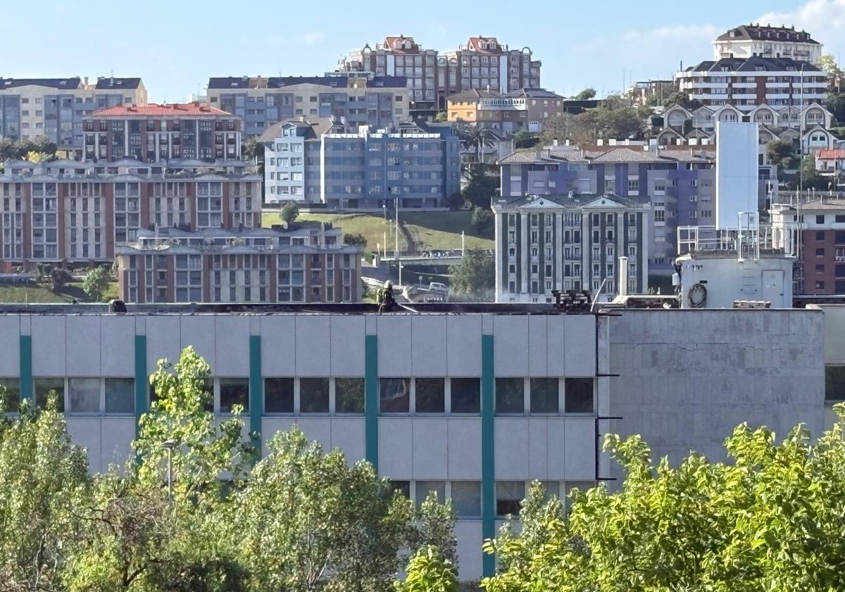 Imagen principal - Arriba, momento en el que los bomberos han conseguido controlar el incendio. Abajo, la columna de humo vista desde los Jardines de Pereda y desde El Sardinero.
