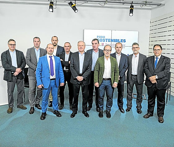 En la foto, de izq. a dcha: Iñigo Noriega, Miguel Ángel Díez; delante, Alberto Fuentes; detrás, Pablo García-Salmones, José Luis Ceballos, Eduardo Arasti; detrás, Ignacio Pérez; delante, Fernando Rodríguez Puertas, Ismael Reviriego, Martín Silván y José Francisco González Payno.