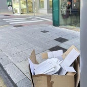 Una de las cajas con información depositada en la calle.