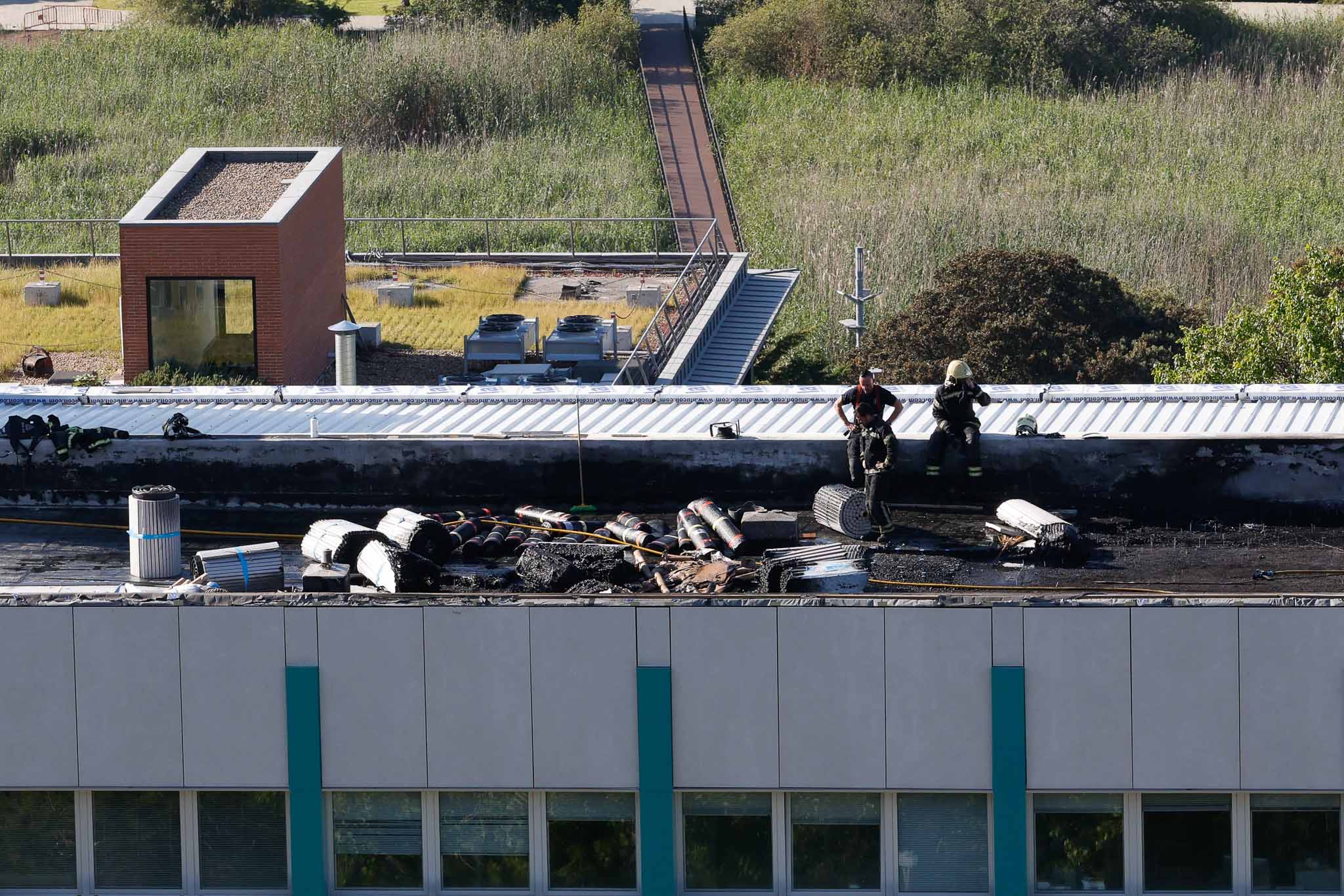 Así ha quedado el tejado de la Facultad de Ciencias después de que los bomberos hayan conseguido extinguir el fuego.