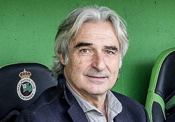 Jesús Merino, en el banquillo del Racing, en El Sardinero.
