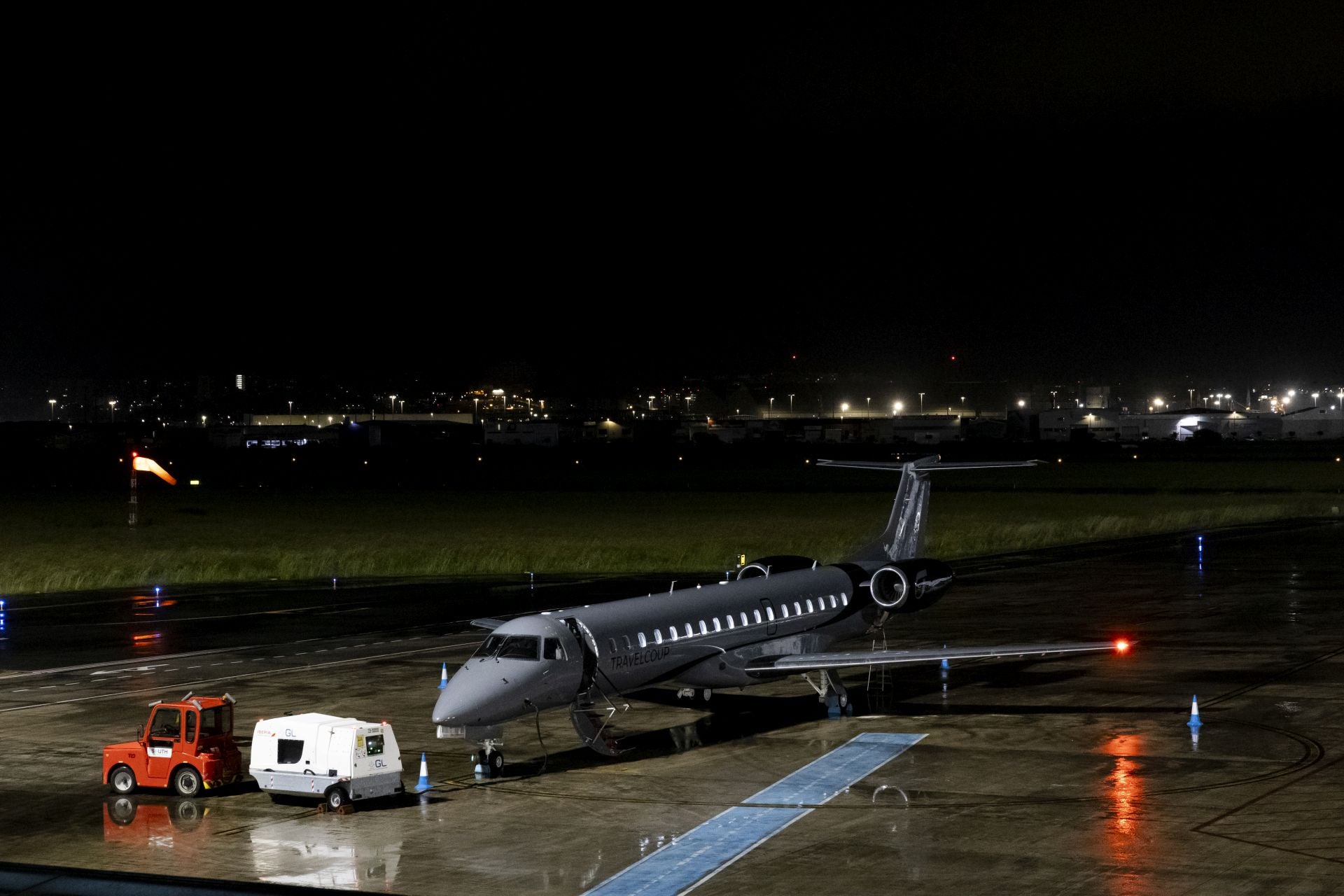 Aviones en pista preparados para salir en plena noche