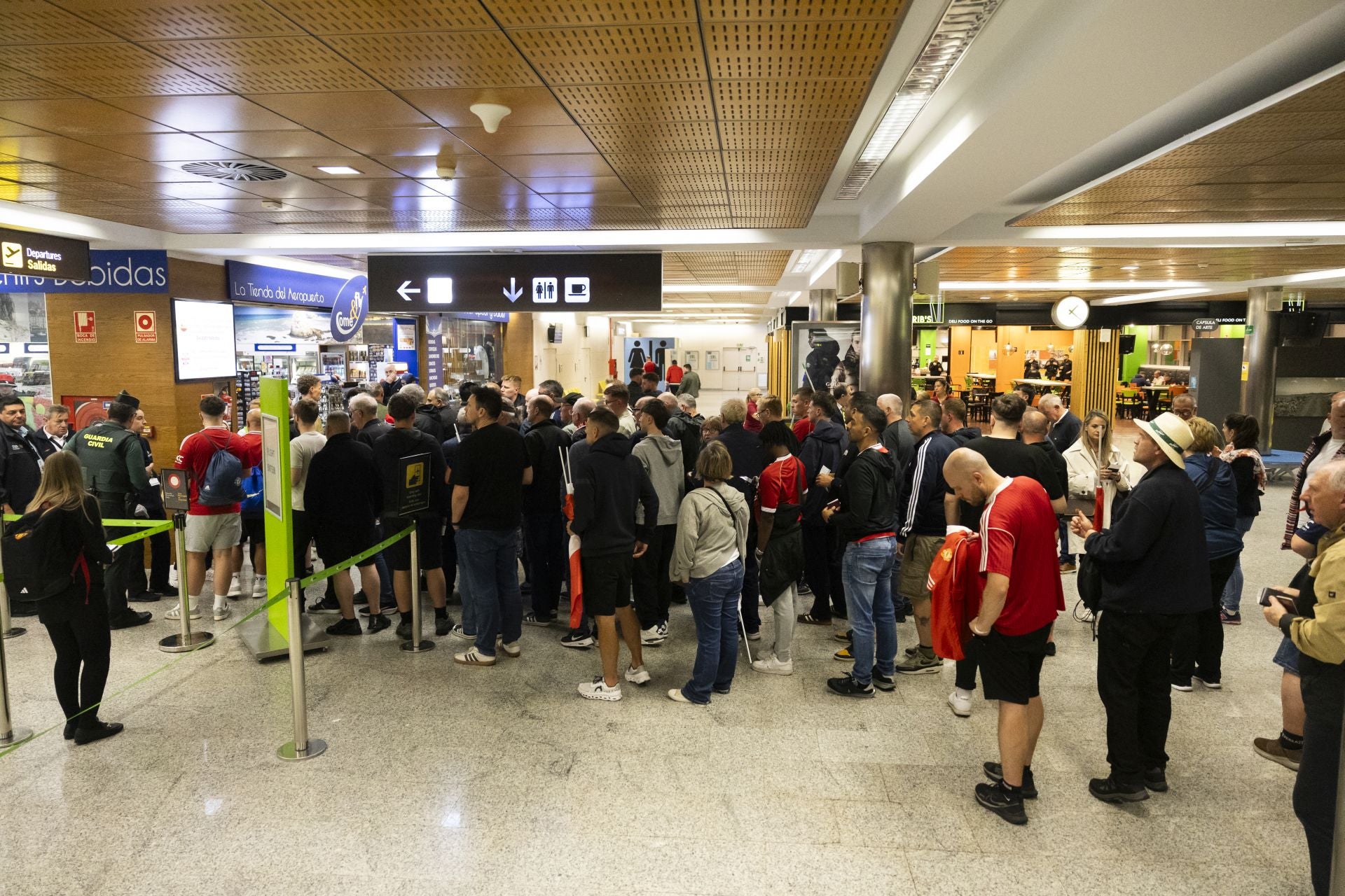 Colas para pasar el control en el aeropuerto, esta pasada madrugada