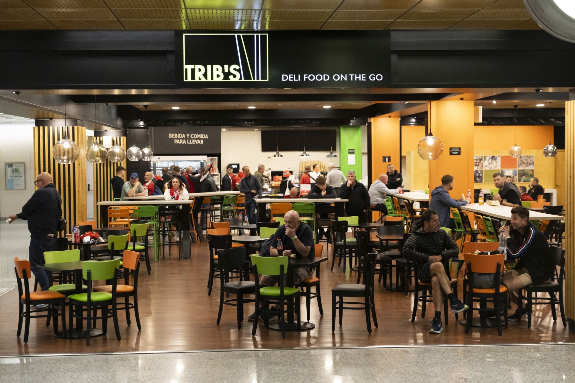 Caras de sueño en la cafetería del aeropuerto