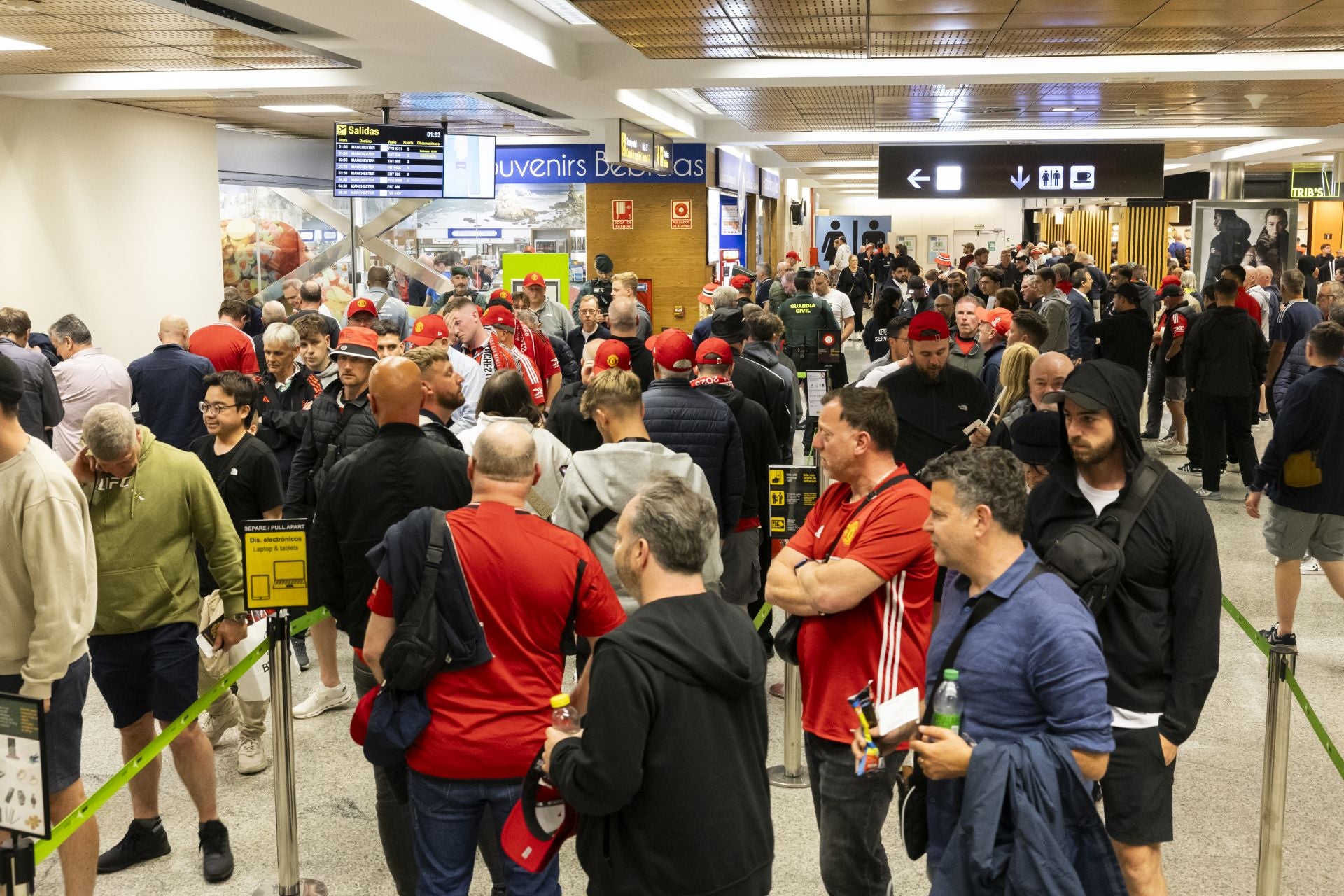 Por momentos, el aeropuerto cántabro estaba repleto de gente