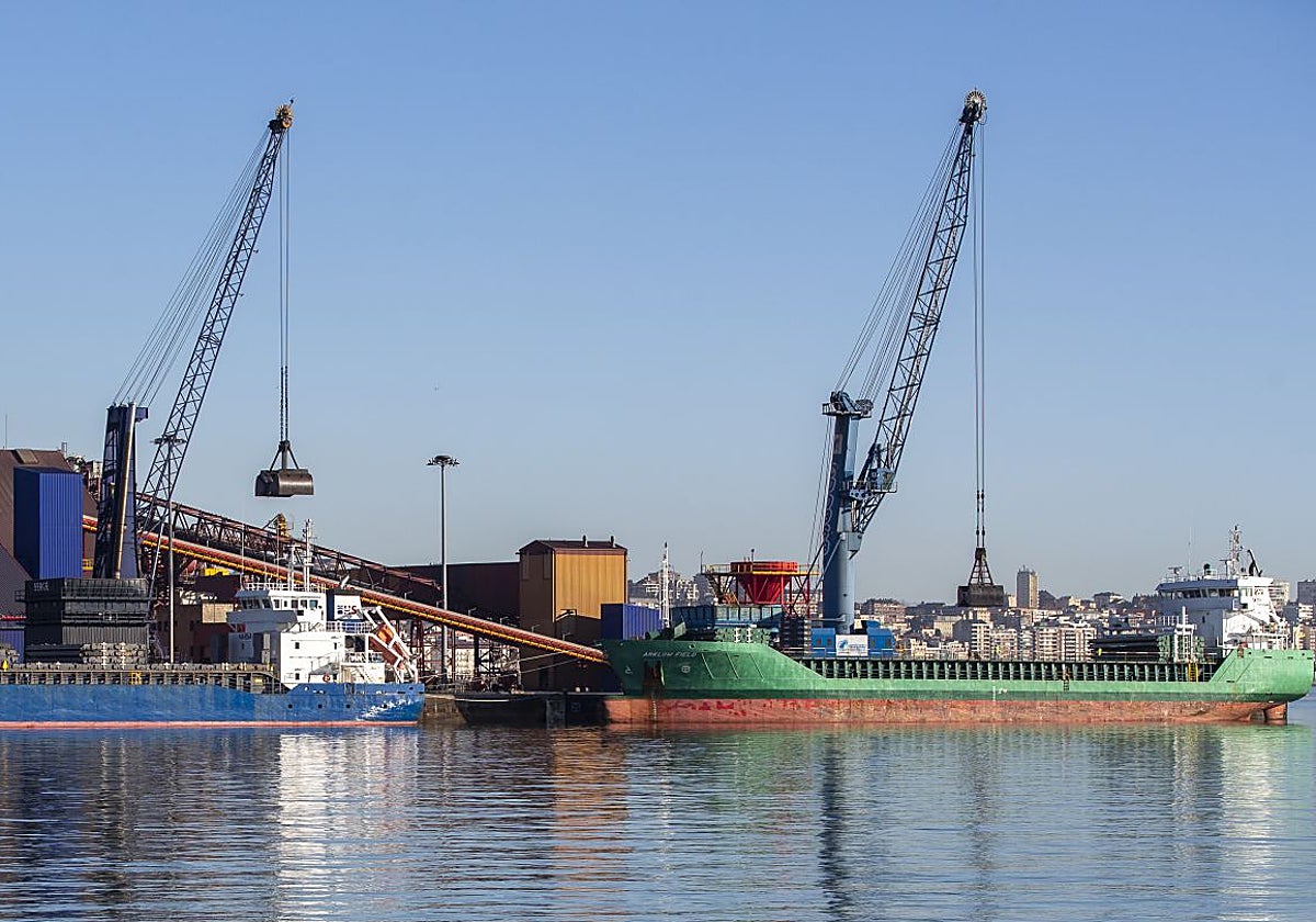Dos barcos cargan mercancía en el Puerto de Santander.