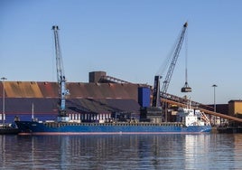 Dos barcos cargan mercancía en el Puerto de Santander.
