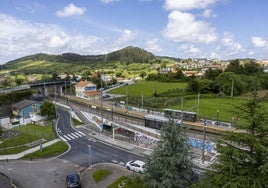 La parcela de Mompía, con la estación de FEVE y el hospital justo delante.
