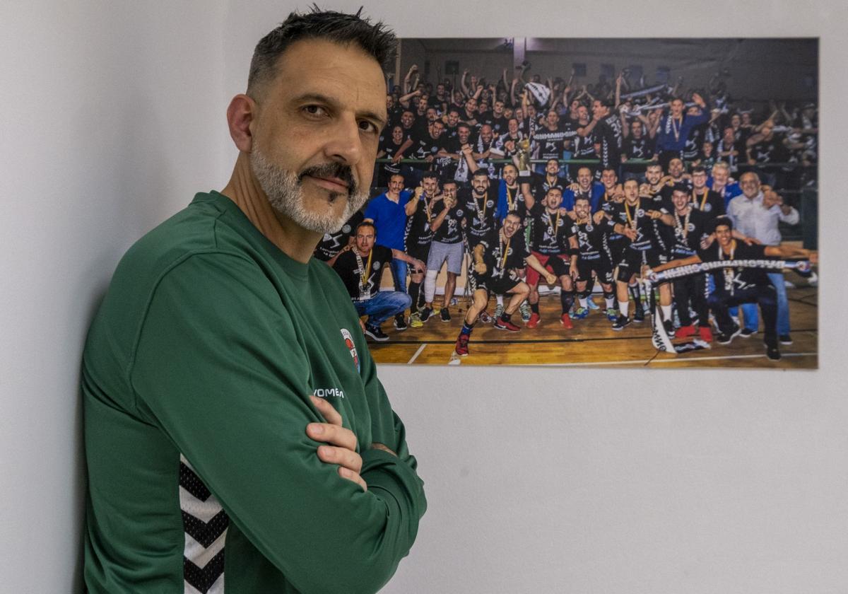 Rubén Garabaya posa en la zona vip de La Albericia junto a la foto del último ascenso del Blendio Sinfín.