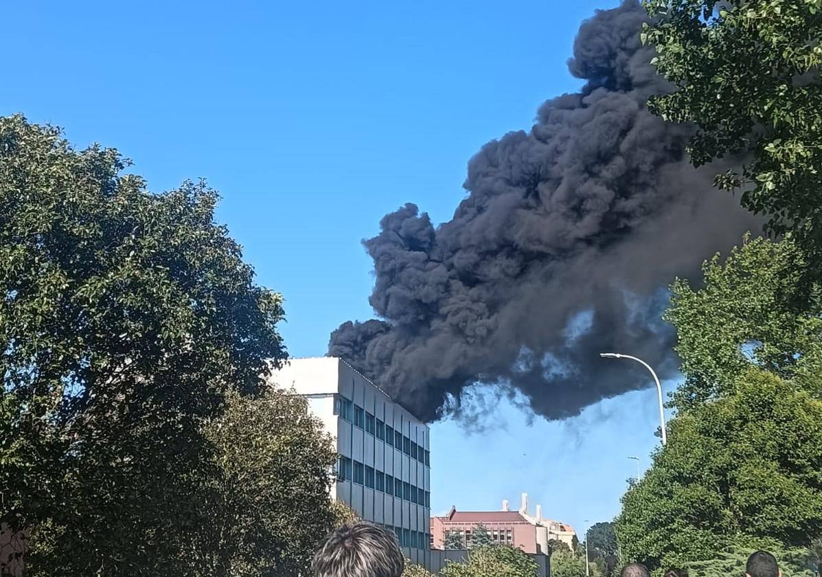 Alerta en Santander por un incendio, ya controlado, en la facultad de Ciencias de la UC