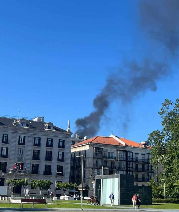 Imagen secundaria 2 - Arriba, momento en el que los bomberos han conseguido controlar el incendio. Abajo, la columna de humo vista desde los Jardines de Pereda y desde El Sardinero.