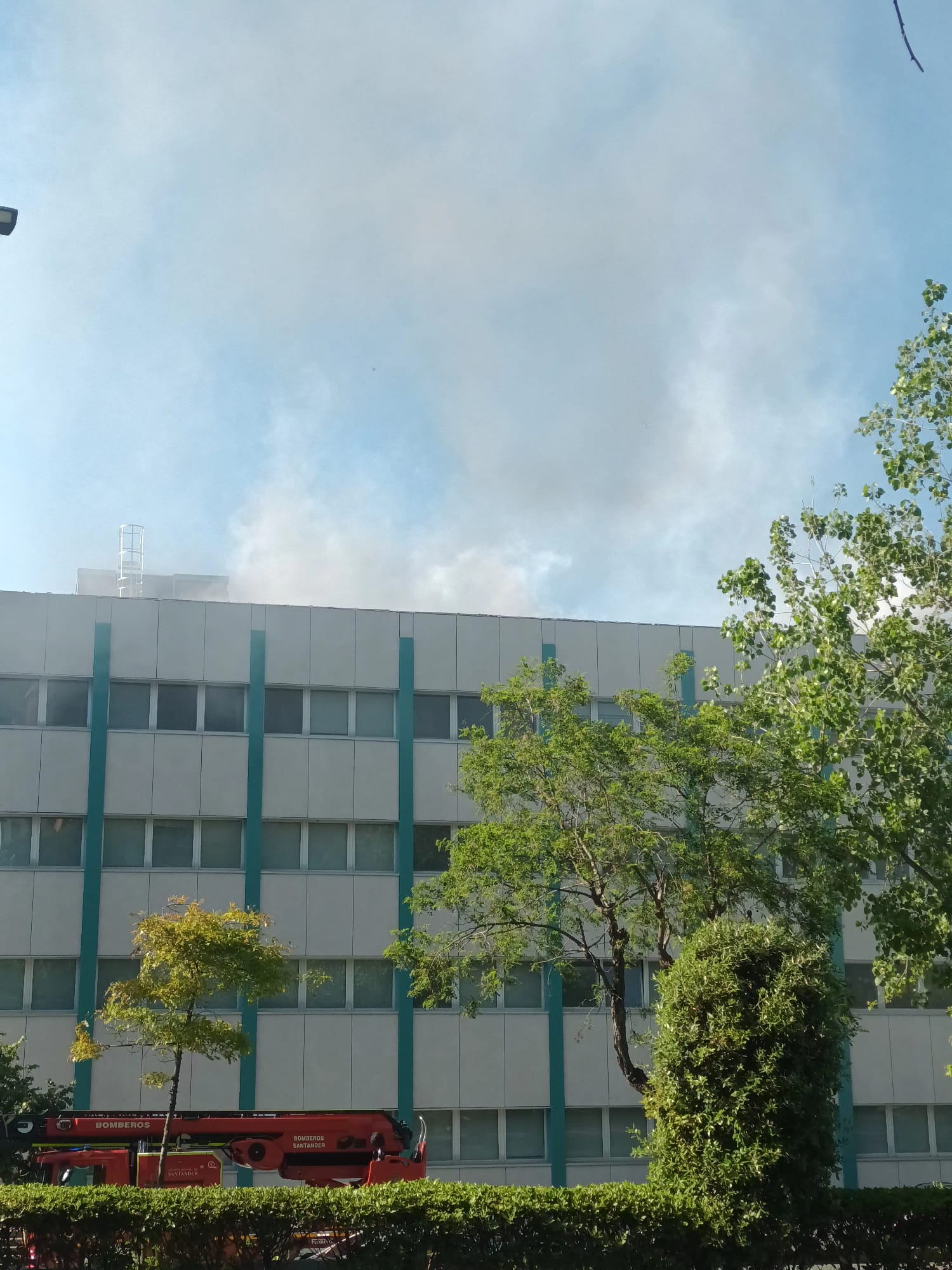 El incendio de la UC, visible desde distintos puntos de la ciudad
