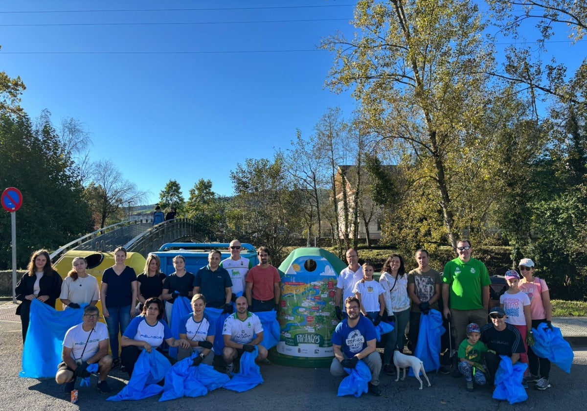 Voluntarios de Red Cambera y alumnos del instituto Valle de Piélagos.