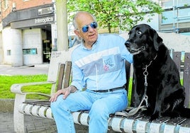 Javier Peña Ruiz-Capillas posa con Zyfa, su compañera de cuatro patas, en la plaza de Pequeñeces (Torrelavega).